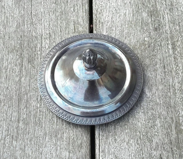 Joli Couvercle en Argent    Diamètre : intérieur : 9,3 cm - extérieur : 10 cm