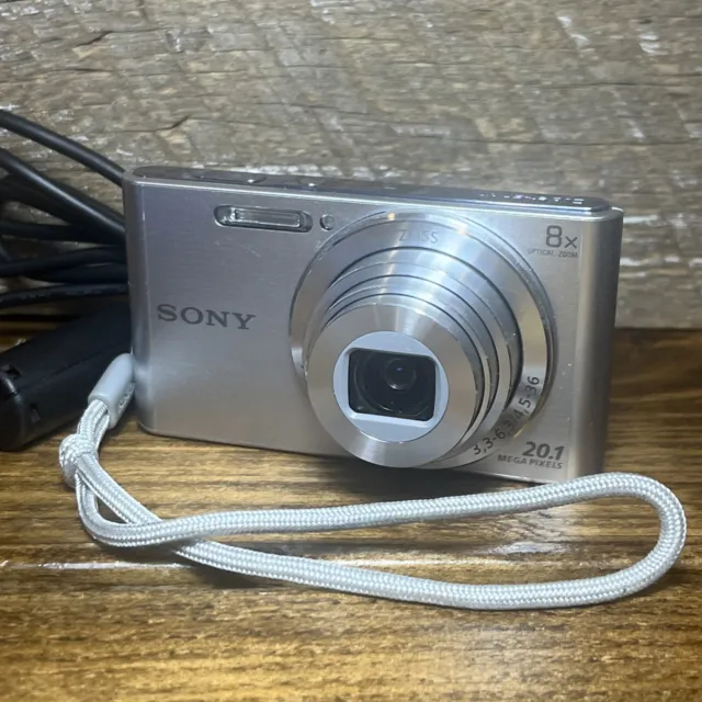 Cámara digital Sony Cybershot DSC-W830 20,1 MP SLR plateada con batería y cable de alimentación