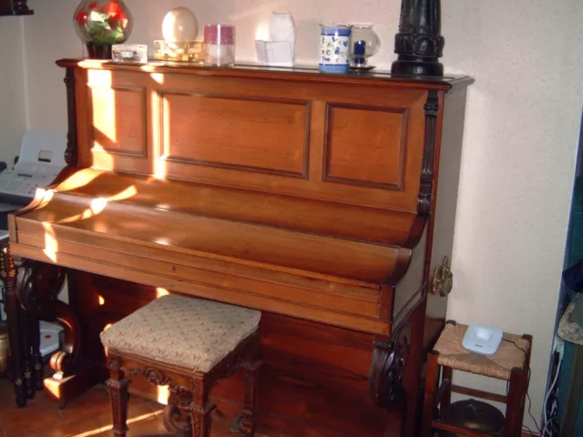 piano droit ancien marque Pleyel, touches en ivoire, très bon état, 