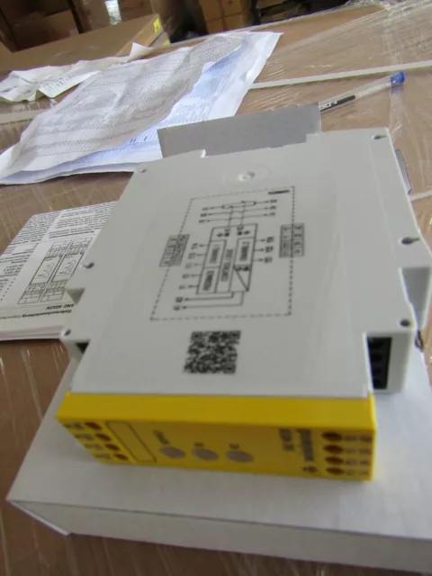 SNZ 4052 Safety Relay Dual Channel, 24 Vac/dc 2NO Safety NC Auxiliary 5127699 P3