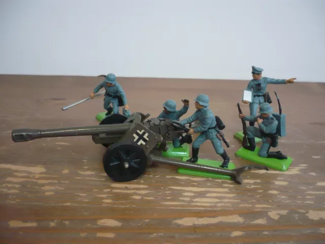 Britains Deetail Ww2  German Pak Gun & 5 Crew Toy Soldiers