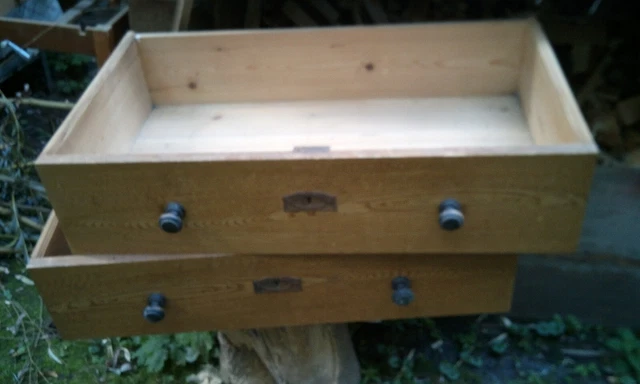 2 alte Schubladen von Komode , Schubkaesten, Schubfaecher, verzapft