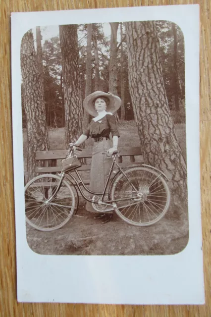Altes Portrait Foto Dame / Frau mit Fahrrad um 1925