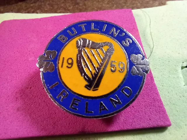 (MO3)  Vintage BUTLINS MOSNEY IRELAND 1959 Enamel Badge