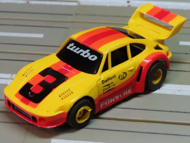 für H0 Slotcar Racing Modellbahn -- Porsche Turbo mit Tyco Chassis (DEZ357)