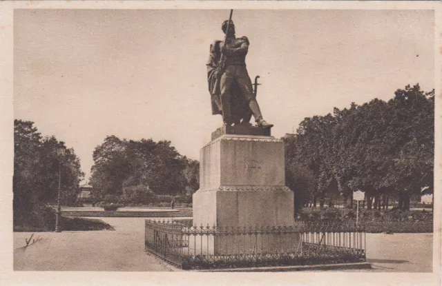 METZ statue du maréchal et jardin de l'esplanade