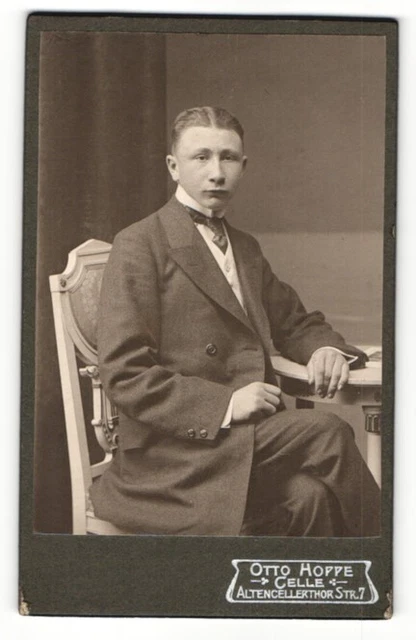 Fotografie Otto Hoppe, Celle, Mann mit Mittelscheitel und feinen Klamotten sitz