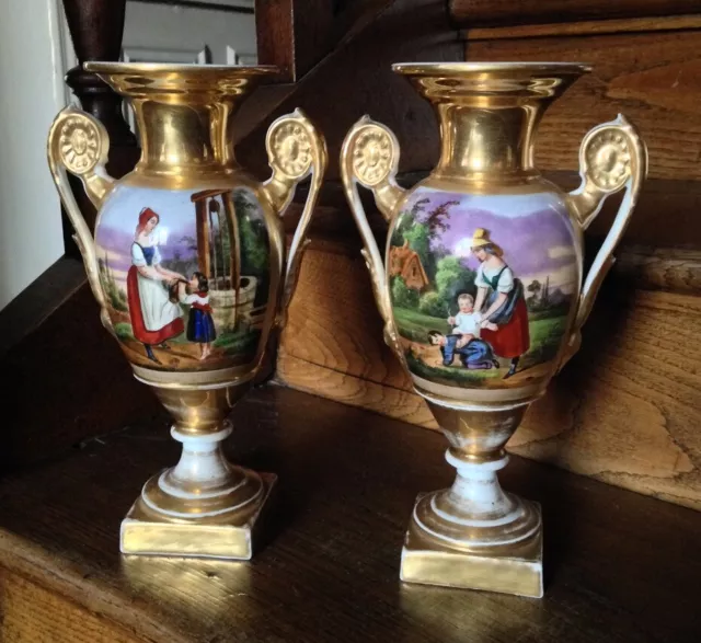 Ancienne Paire de vases en porcelaine de Paris XIXéme décor de scéne de vie
