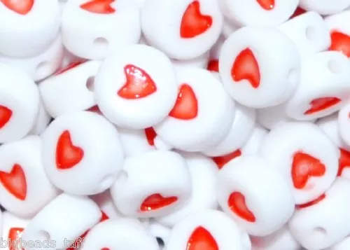 60 piezas cuentas de acrílico con corazones rojos, plano redondo, blanco, 7 mm