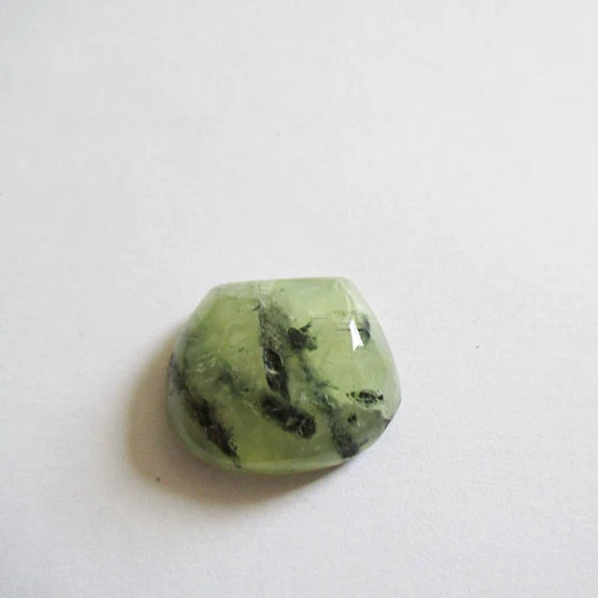 Préhnite cabochon pierre fine 18x16x8mm gemme multicolore reiki chakra plexus