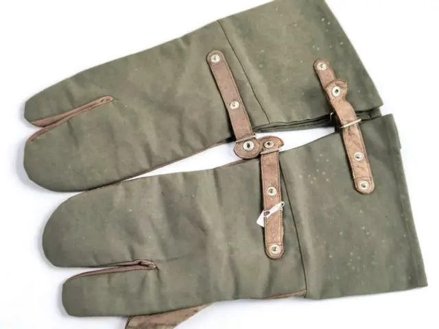 Paar Handschuhe für Kradmelder der Wehrmacht. Ungetragnes Paar, leicht stockflec
