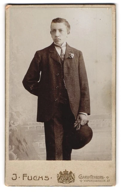 Fotografie I. Fuchs, Berlin, N. Friedrichstrasse 108, Junger Mann im Dreiteiler