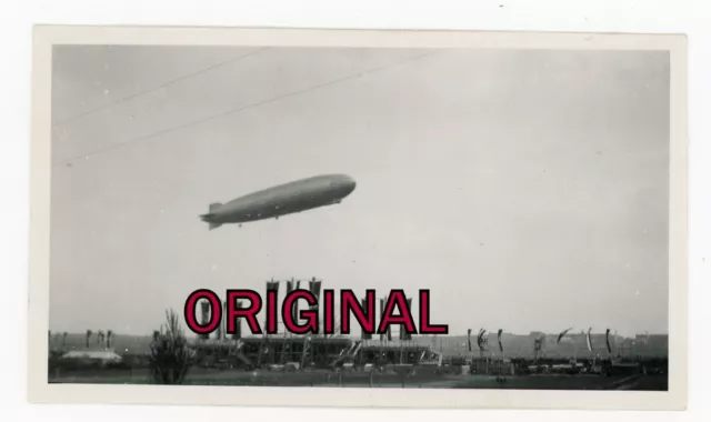 Orig Foto 30er Luftschiff  Zeppelin  über Festgelände in Berlin Olympia ??