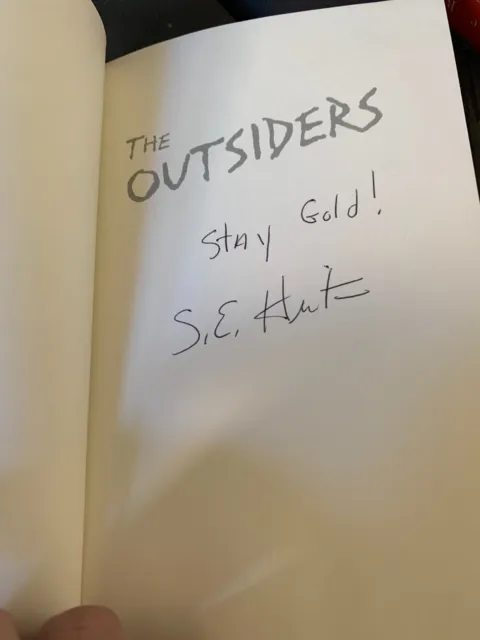 SE S.E. HINTON AUTO SIGNED “THE OUTSIDERS” BOOK with “Stay Gold!” Inscription 2