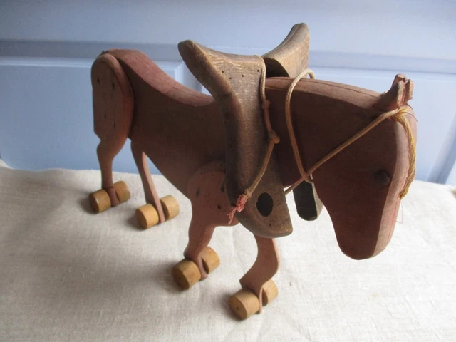 Cheval en bois, jouet à tirer ancien