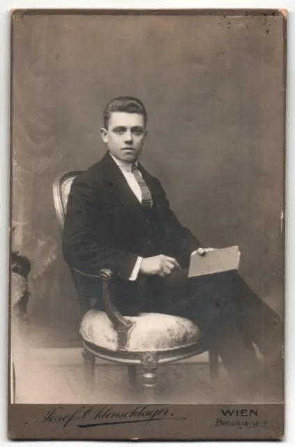 Fotografie Josef Ohlenschlager, Wien, Portrait sitzender Herr im Anzug mit Kraw