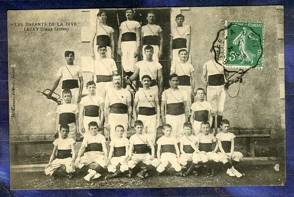 CPA 79 Lezay Enfants de la Dive Groupe Gymnastique Gymnastics Group 1909 Canon