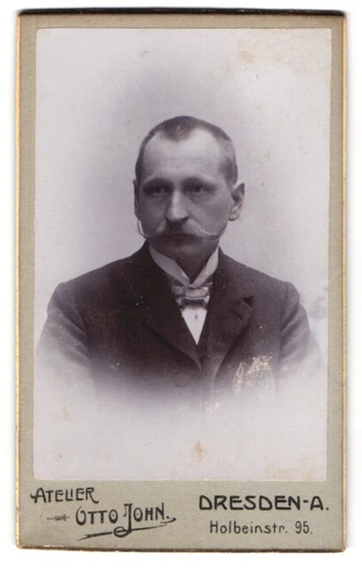 Fotografie Atelier Otto John, Dresden, Holbeinstraße 95, gestandener Herr mit g