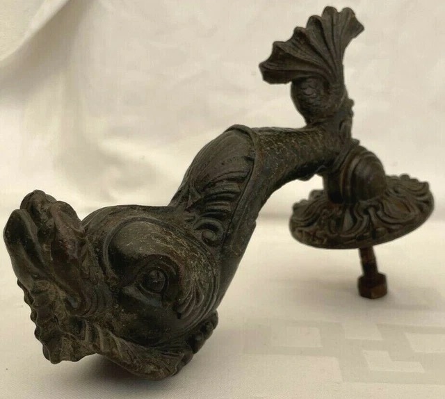 Ancien Heurtoir de porte, dauphin, en fonte, circa 19 ème