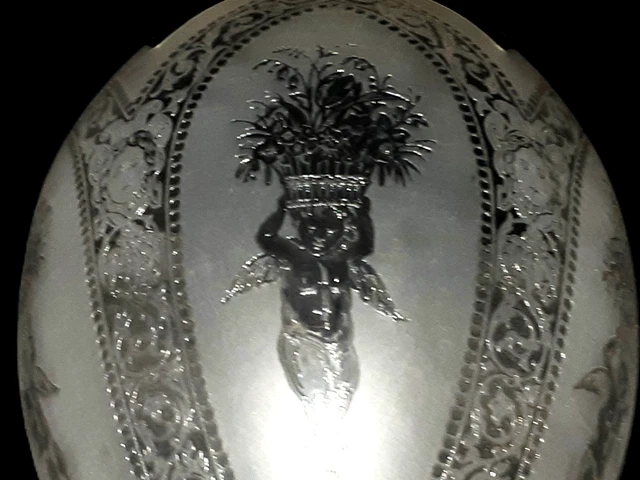 Gros Globe De Lampe à Pétrole Tulipe En Verre Gravure Raisin Vintage