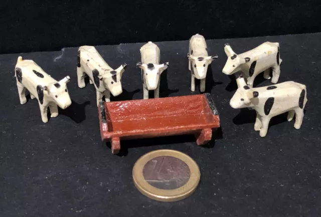 Lot 42 - jouet ancien miniature en bois - 6 vaches noires - Erzgebirge