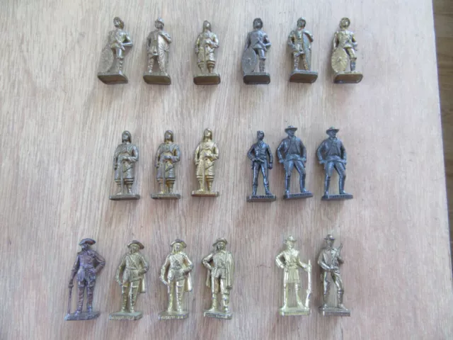 Lot de 18 figurines diverses miniatures de collection KINDER Ferrero