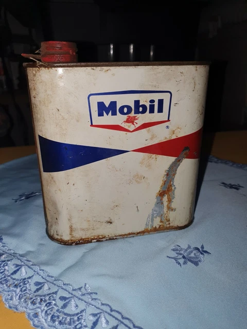 Alte Öldose Motoröl Motor Oil MOBILOIL Mobil Accessoire in Werkstatt Garage