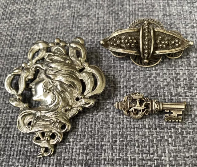 Lady Art Nouveau Brooch (Silver Plate), Small key and-Ribbon Silver tone brooch