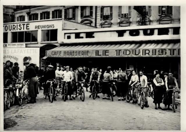 PHOTO DE PRESSE Ca 1937 Paris porte Maillot départ du rallye des Tandems