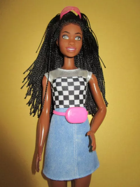 B1604) Dunkelhäutige Fashionistas Aa Barbie Mattel Kleid+Brille+Stiefel+Tasche
