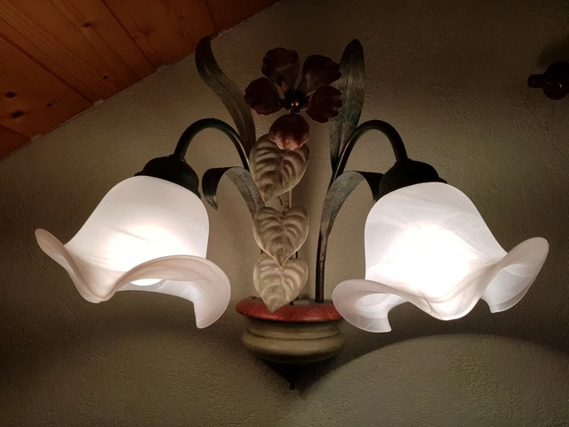 Wandlampe Glaskelche Blüten, grünes Gestell
