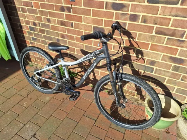 Specialized Rock 24 Kids Mountain Bike.  24" wheels. 13" frame .21 gears.