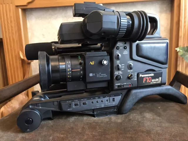Videocamera CCD vintage Panasonic F10 MkII con obiettivo 10,5-84 mm + stabilizzatore + RCU