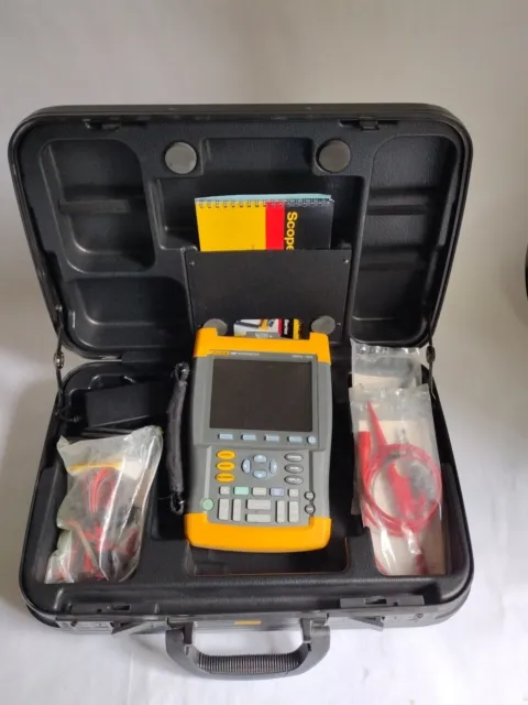 Fluke 196B ScopeMeter Handheld Oscilloscope with hard shell carrying case