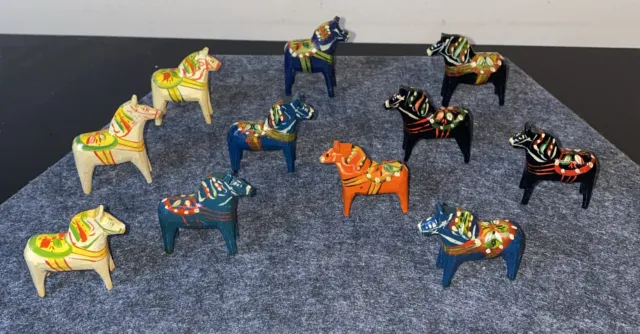 Lote de 11 miniaturas de arte popular sueco de madera pintadas a mano de caballo Dala de colección de 1,5"" +7