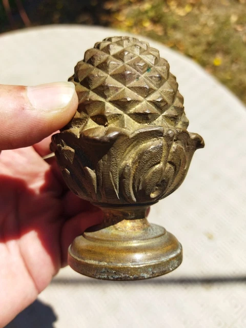 ANCIENNE BOULE DE rampe d'escalier en forme de pomme de pin, en bronze