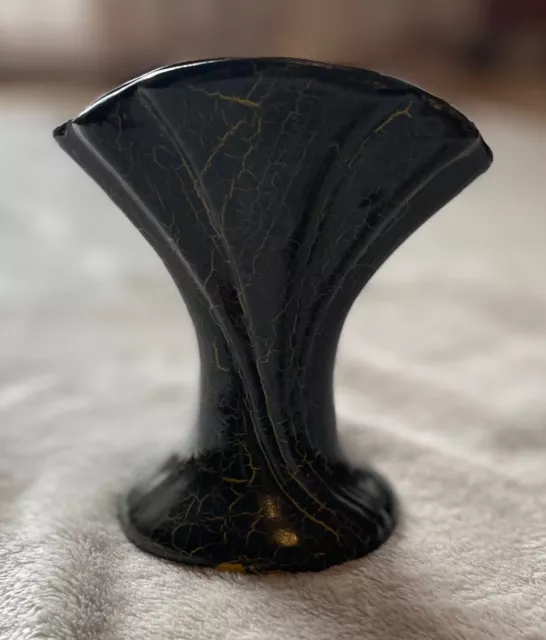 Keine Vase, schwarz mit gelben Muster, ausgefallene Form, vermutlich Jugendstil