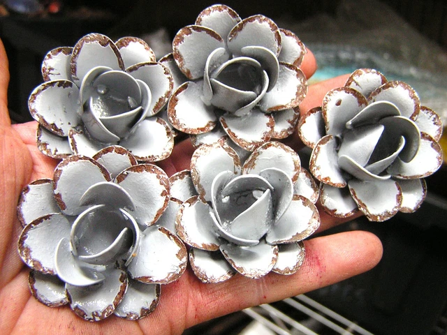 CINCO rosas de metal gris mediano, flores para artesanía, joyería, adorno
