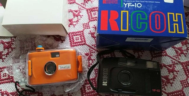 Macchina fotografica vintage Ricoh yf-10 con custodia e scatola