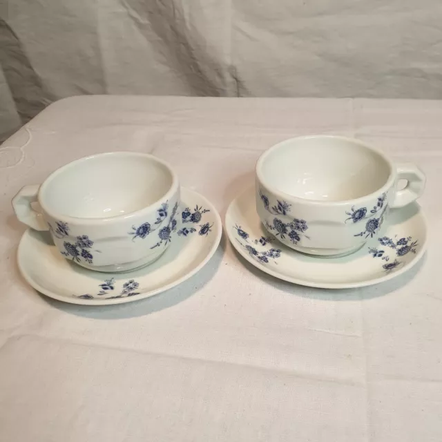 service petit déjeuner pour 2 personnes tasses plus sous coupes en porcelaine .