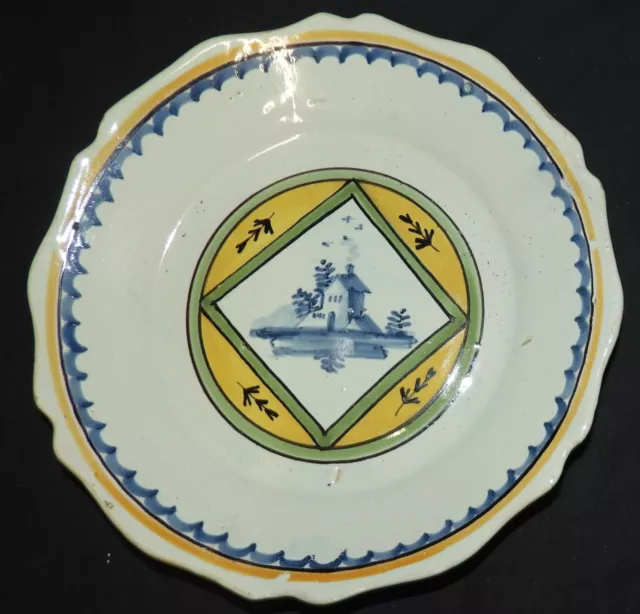 U3} Belle Assiette ancienne (18-19ème) (sans doute La Rochelle?) 22.5 cm