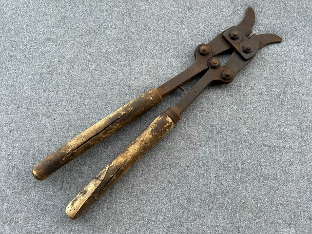 Pince coupante pour fil de fer barbelé - France