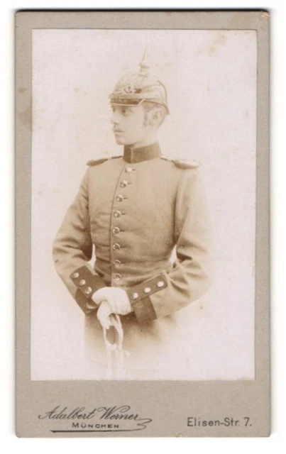 Fotografie Adalbert Werner, München, junger Soldat in Uniform mit Pickelhaube u