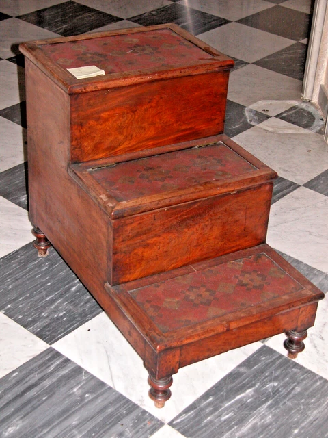 Comoda a scalini in legno con vaso in ceramica - antiquariato