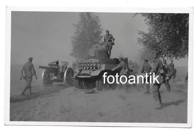 Foto 2 WK Ostfront russischer Panzer  Spähpanzer Beute Rollbahn Vormarsch Top