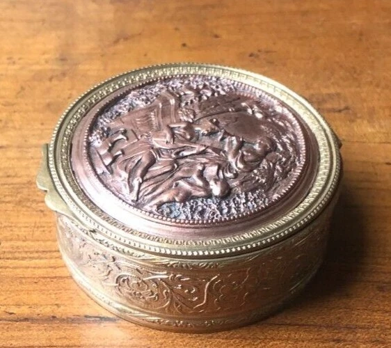 COFFRET A BIJOUX en porcelaine montée à Sujets dits A la Wa