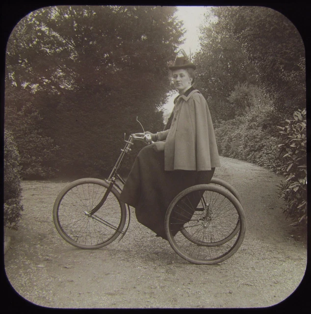 SELTENE Glas magische Laterne Rutsche VIKTORIANISCHE DAME AUF DREIRAD C1890 FOTO