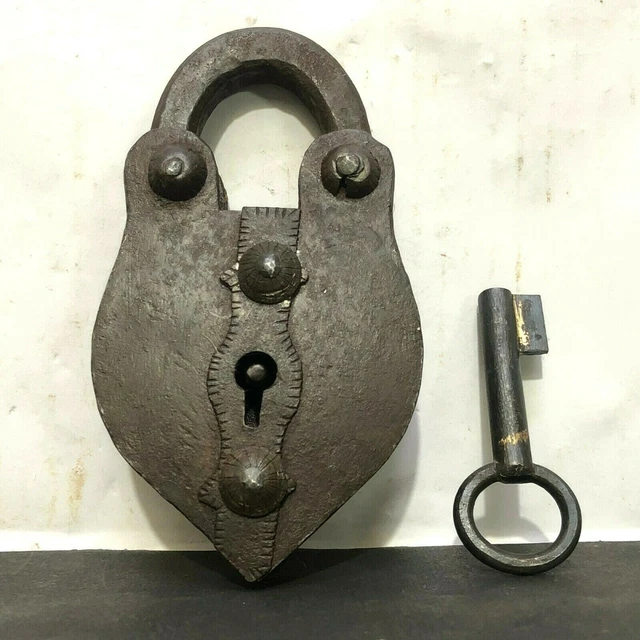 Ein Altes Vintage Vorhängeschloss Aus Massivem Eisen In Einzigartiger Form...