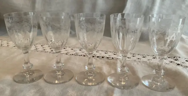 5 verres à vin blanc .cristal de saint louis modèle Massenet à cote Vénitienne
