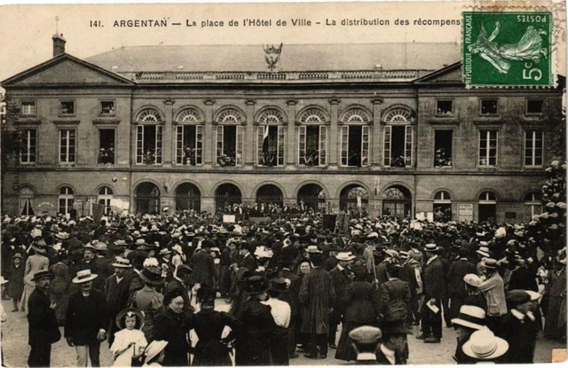 CPA Argentan - La Place de l'Hotel de Ville (250027)